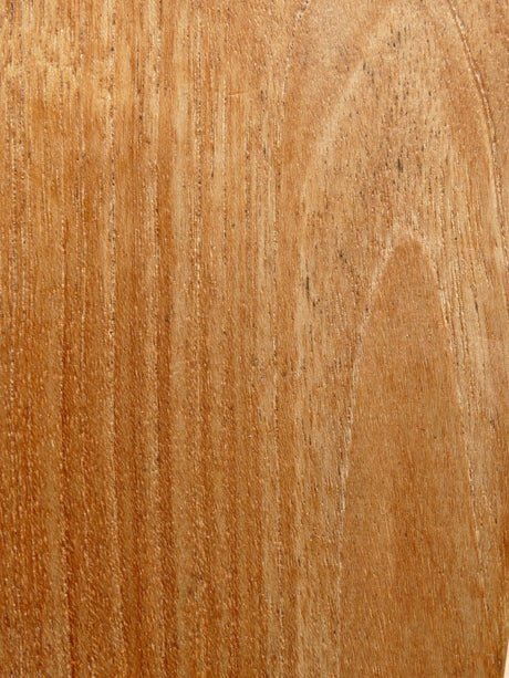 Ein Bild zeigt einen Teakholztisch für die Familie.