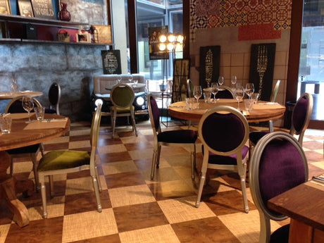 Esstisch aus Teakholz im Hotel