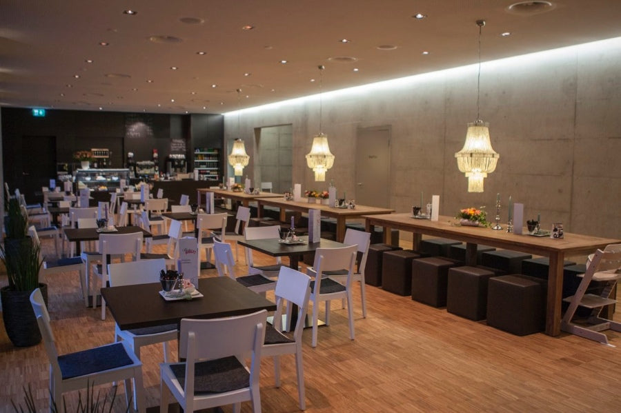 Teakmöbel in der Gastronomie? Tische und Stühle ohne Lieferzeiten!