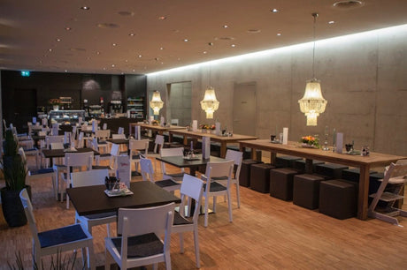 Teakmöbel in der Gastronomie? Tische und Stühle ohne Lieferzeiten!