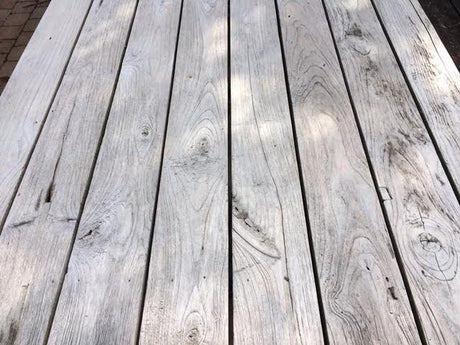 Nahaufnahme eines Teakholztisches im Freien