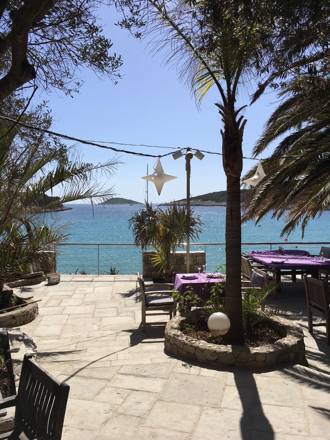 Das Bild zeigt Teakholzmöbel