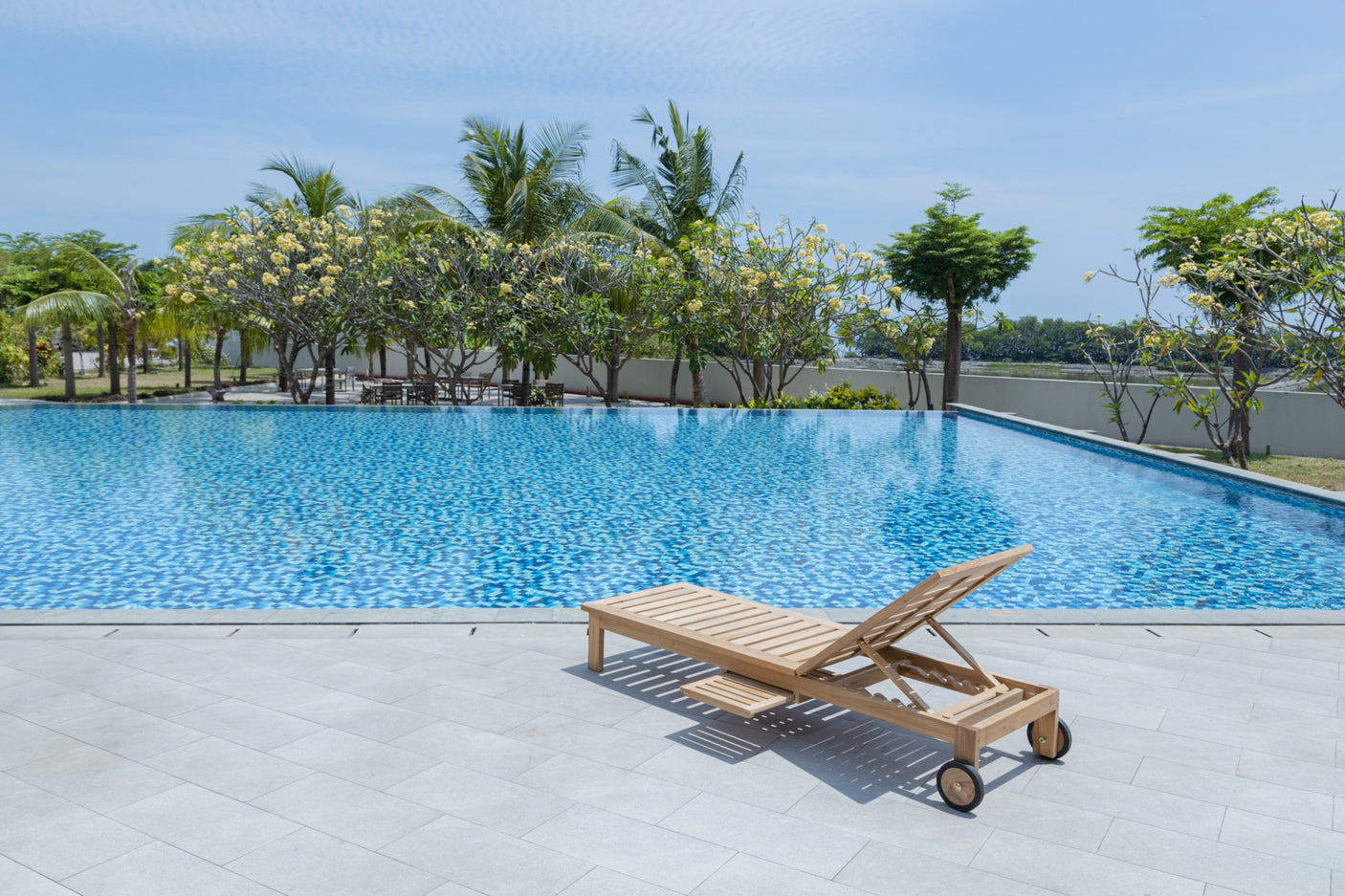 Teak Liegestuhl mit Rollen