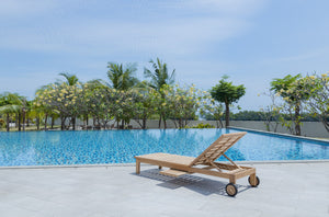 Teak Liegestuhl mit Rollen