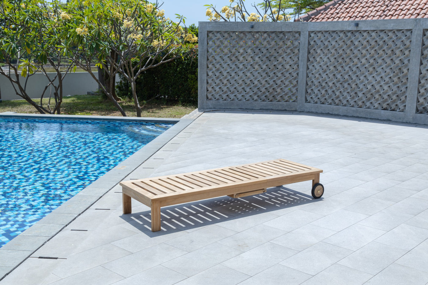 Teak Liegestuhl mit Rollen