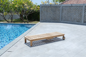 Teak Liegestuhl mit Rollen