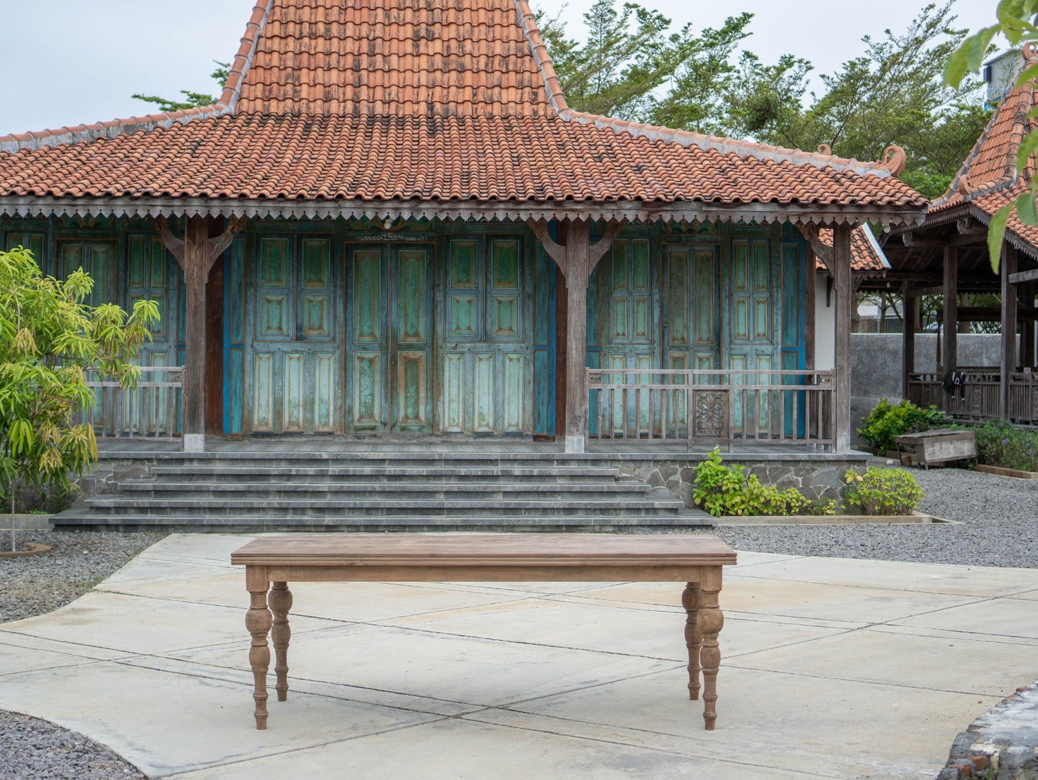 Teak Tisch Antik gedrechselte Beine