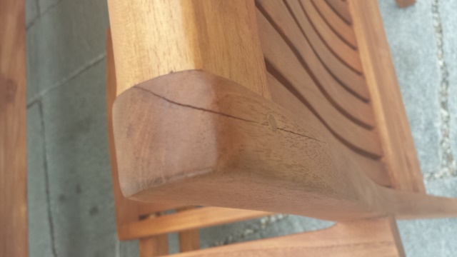 Gartenmöbel: Risse im Teakholz und Farbunterschiede