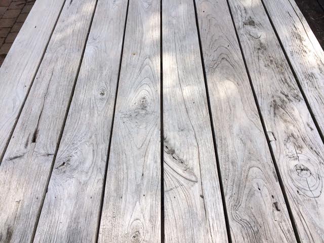 Gartenmöbel: Risse im Teakholz und Farbunterschiede