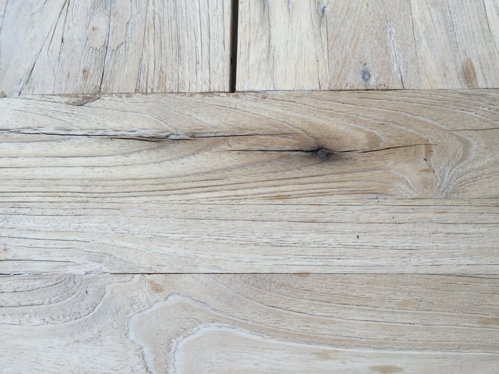 Gartenmöbel: Risse im Teakholz und Farbunterschiede