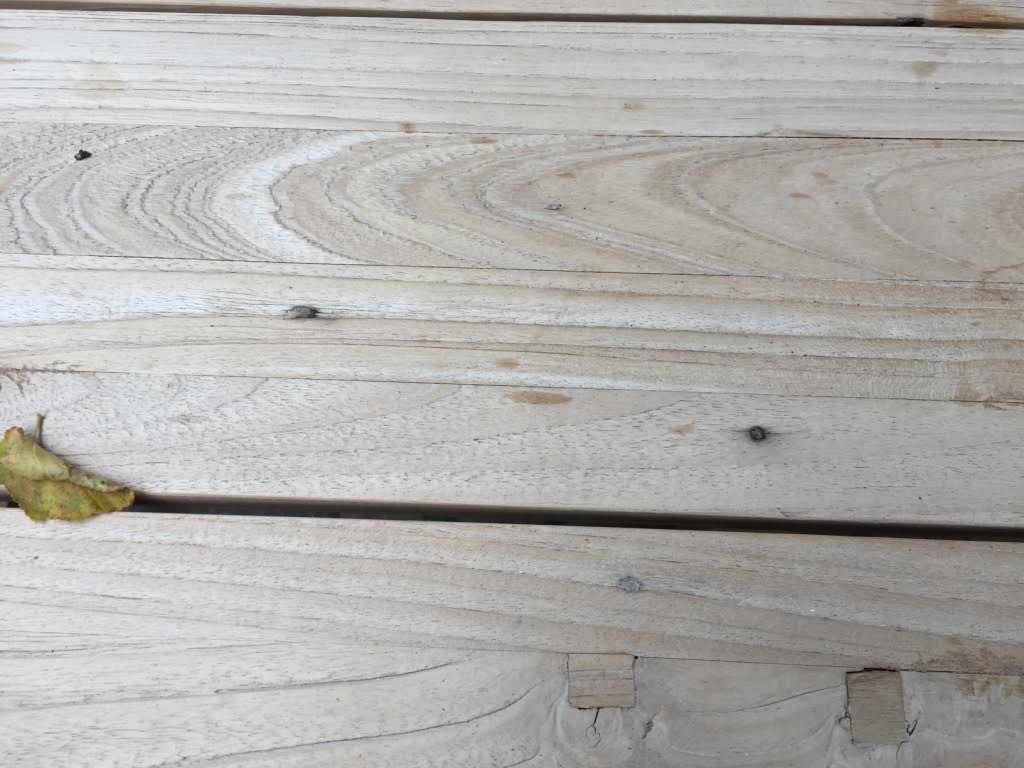 Gartenmöbel: Risse im Teakholz und Farbunterschiede